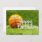 緑の草の上にハッピーバースデーの標識を付けたバスケットボール ポストカード (正面/裏面)