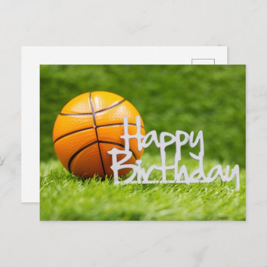 緑の草の上にハッピーバースデーの標識を付けたバスケットボール ポストカード (正面/裏面)