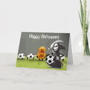 緑の草の上にボールを持つサッカーハッピーハローウィン カード