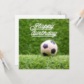 緑の草の上にボールを持つサッカーハッピーバースデー カード (正面/裏面インサイチュ)