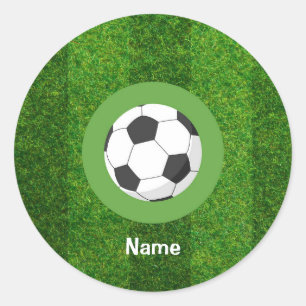 緑の草の上にボールを持つサッカーハッピーバースデー ラウンドシール