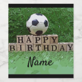 緑の草の上にボールを持つサッカーハッピーバースデー ワインラベル (シングルラベル)