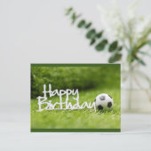 緑の草の上にボールを持つサッカー誕生日カード ポストカード (スタンド正面)