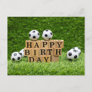 緑の草の上にボールを持つサッカー誕生日カード ポストカード