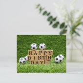 緑の草の上にボールを持つサッカー誕生日カード ポストカード (スタンド正面)