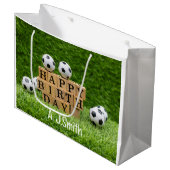 緑の草の上にボールを持つサッカー誕生日 ラージペーパーバッグ (正面アングル)