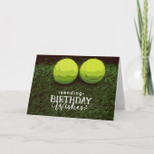 緑の草の上にボールを持つテニス誕生日 カード (正面)