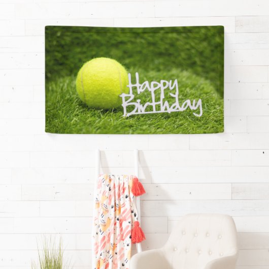 緑の草の上にボールを置いたテニスの誕生日おめでとう  横断幕 (インサイチュ)