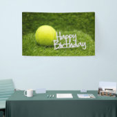 緑の草の上にボールを置いたテニスの誕生日おめでとう  横断幕 (トレードショー)