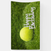 緑の草の上にボールを置いたテニスの誕生日おめでとう  横断幕 (縦)