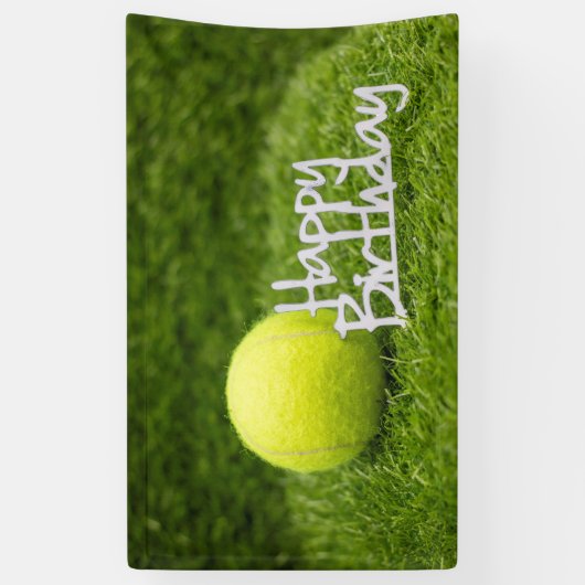 緑の草の上にボールを置いたテニスの誕生日おめでとう  横断幕 (縦)