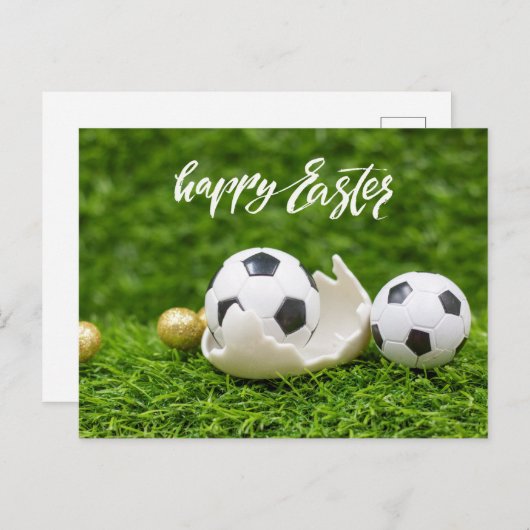 緑の草の上に卵イースターとサッカーボール ポストカード (正面/裏面)