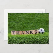 緑の草の上に感謝してい言葉の付いたサッカーボール ポストカード (正面/裏面)