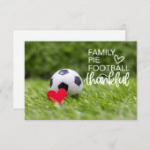 緑の草の上に赤いハートを置いたサッカーボール サンキューカード (正面/裏面)