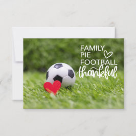 緑の草の上に赤いハートを置いたサッカーボール サンキューカード