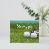 緑の草の上に遊ゴルフボールを置いてゴルフをしましょう ポストカード (スタンド正面)