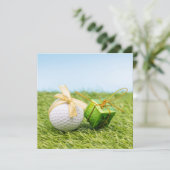 緑の草の上に金色のリボンを持つゴルフクリスマス シーズンカード (スタンド正面)