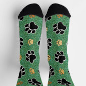 緑の草の上に黄褐色と黒い前足が印刷される ソックス (上部)