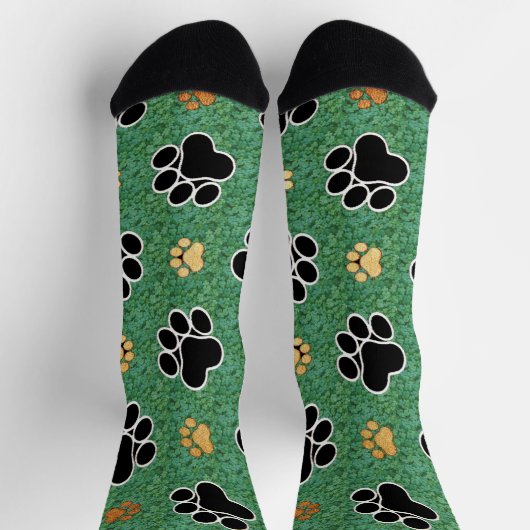 緑の草の上に黄褐色と黒い前足が印刷される ソックス (上部)