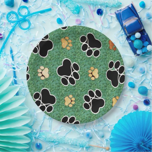 緑の草の上に黄褐色と黒い前足が印刷される ペーパープレート (パーティー)