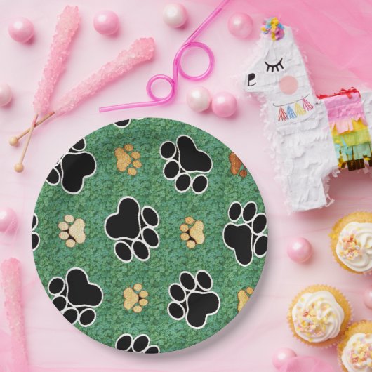 緑の草の上に黄褐色と黒い前足が印刷される ペーパープレート (パーティー)