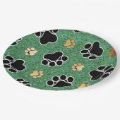 緑の草の上に黄褐色と黒い前足が印刷される ペーパープレート (アングル)