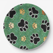 緑の草の上に黄褐色と黒い前足が印刷される ペーパープレート (正面)