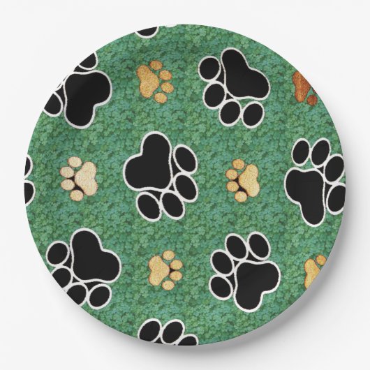 緑の草の上に黄褐色と黒い前足が印刷される ペーパープレート (正面)