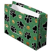 緑の草の上に黄褐色と黒い前足が印刷される ラージペーパーバッグ (正面アングル)