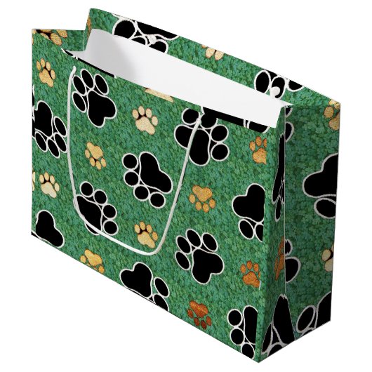 緑の草の上に黄褐色と黒い前足が印刷される ラージペーパーバッグ (正面アングル)