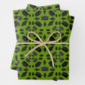 緑の草の上に黒い卒業式の帽子をかぶせる ラッピングペーパーシート (インサイチュ)