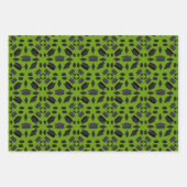 緑の草の上に黒い卒業式の帽子をかぶせる ラッピングペーパーシート (正面)