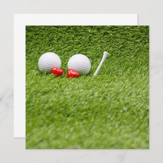 緑の草の上に2つの赤いハートがある2つのゴルフボール (正面/裏面)