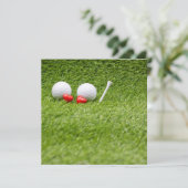 緑の草の上に2つの赤いハートがある2つのゴルフボール (スタンド正面)