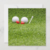 緑の草の上に2つの赤いハートがある2つのゴルフボール (正面)