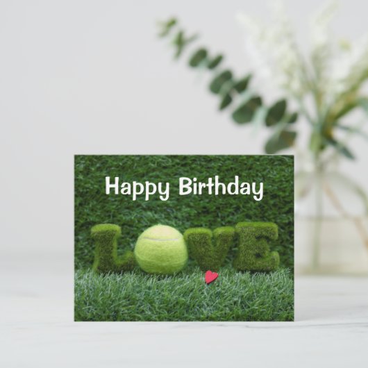 緑の草の上にLOVEを持つテニス誕生日カード ポストカード (スタンド正面)