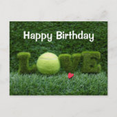 緑の草の上にLOVEを持つテニス誕生日カード ポストカード (正面)