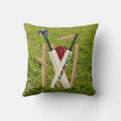 緑の草の上のコオロギの羽 クッション (裏面)