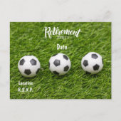 緑の草の上のサッカーの退職パーティの招待状 ポストカード (正面)