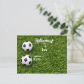 緑の草の上のサッカーの退職パーティの招待状 ポストカード (スタンド正面)