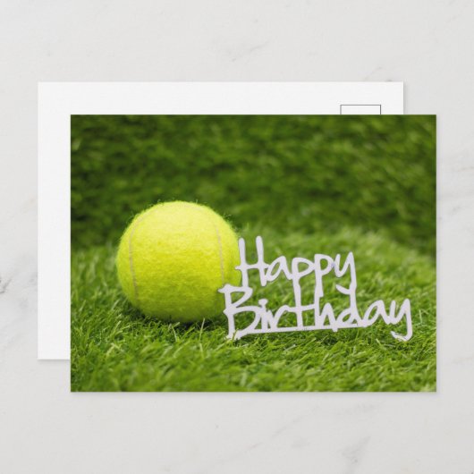 緑の草の上のテニスボールとハッピーバースデーの単語 ポストカード (正面/裏面)
