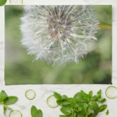 緑の草の上の白いタンポポの花 キッチンタオル (折り畳み)