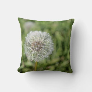 緑の草の上の白いタンポポの花 クッション