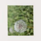 緑の草の上の白いタンポポの花 タペストリー (正面)