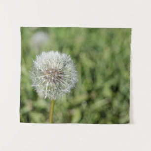 緑の草の上の白いタンポポの花 タペストリー