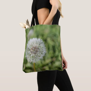 緑の草の上の白いタンポポの花 トートバッグ
