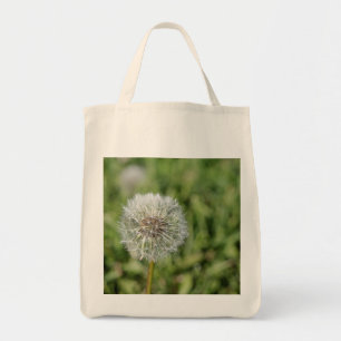 緑の草の上の白いタンポポの花 トートバッグ