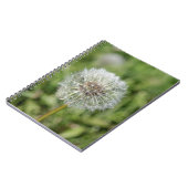 緑の草の上の白いタンポポの花 ノートブック (左側)