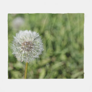 緑の草の上の白いタンポポの花 フリースブランケット