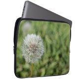 緑の草の上の白いタンポポの花 ラップトップスリーブ (正面右)